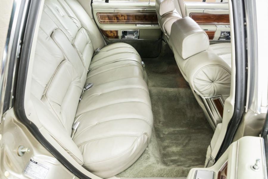 Интерьер Lincoln Continental Mark VI Sedan 1980 года  (фото 77 из 111)